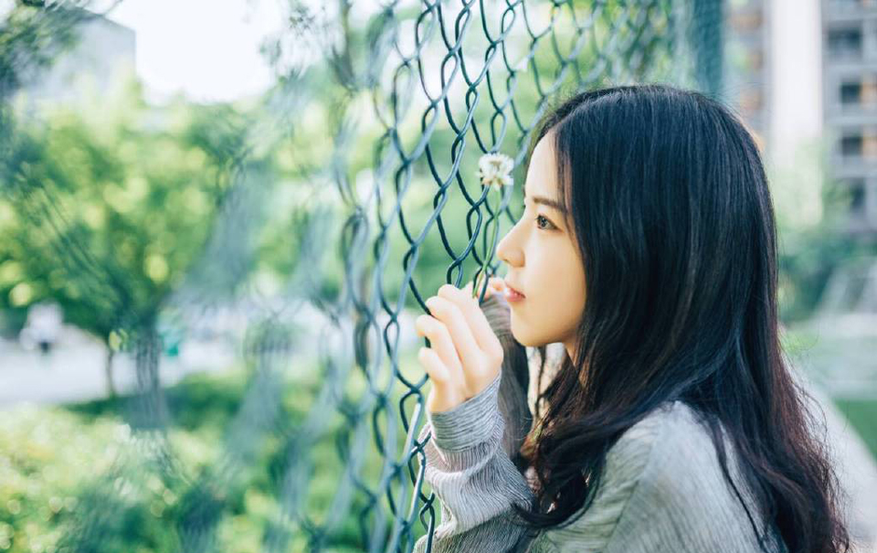 姐妹俩依言进来，大乔担忧的看了小乔一眼，连忙向吕布道：“夫君，妹妹她只是……毕竟当年也算相识一场，并不是……”